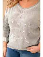 Dámska blúzka s nápismi a perlami v khaki farbe