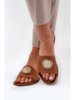 model 21686332 Kožené Pantofle Na Plochém Podpatku S Dekorací Camel - Zazoo