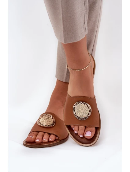 model 21686332 Kožené Pantofle Na Plochém Podpatku S Dekorací Camel - Zazoo