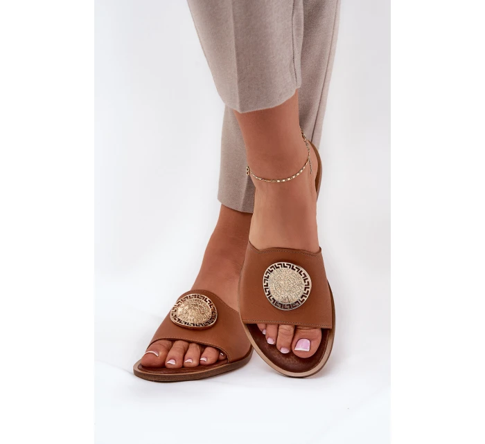 model 21686332 Kožené Pantofle Na Plochém Podpatku S Dekorací Camel - Zazoo