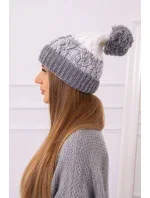 Dámská čepice s bambulí Abigail model 18751671 - K-Fashion Dámská čepice s bambulí Abigail model 18751671 - K-Fashion