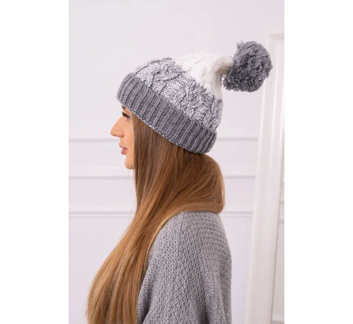 Dámská čepice s bambulí Abigail model 18751671 - K-Fashion Dámská čepice s bambulí Abigail model 18751671 - K-Fashion