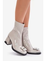 Lakované Dámské Boty Na Podpatku S Dekorací model 21675875 Světle Šedé D&A - S.Barski Lakované Dámské Boty Na Podpatku S Dekorací model 21675875 Světle Šedé D&A - S.Barski