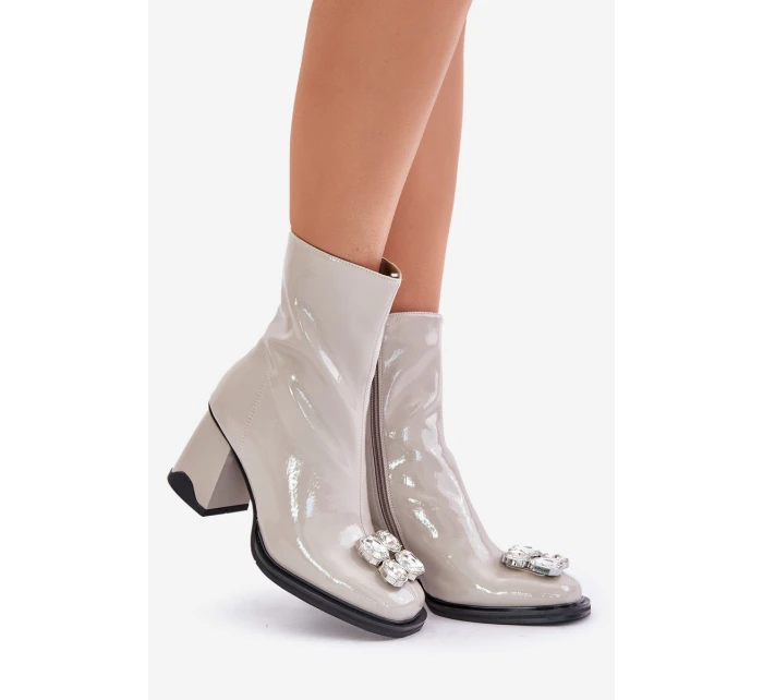 Lakované Dámské Boty Na Podpatku S Dekorací model 21675875 Světle Šedé D&A - S.Barski Lakované Dámské Boty Na Podpatku S Dekorací model 21675875 Světle Šedé D&A - S.Barski