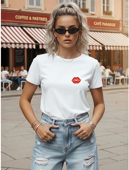 Tshirt damski klasyczny z nadrukiem biały model 22277280 - FashionStreet Tshirt damski klasyczny z nadrukiem biały model 22277280 - FashionStreet