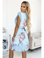 Světle modré dámské plisované šaty s výstřihem, volánky na ramenou a se vzorem růží model 18581414 - numoco basic Světle modré dámské plisované šaty s výstřihem, volánky na ramenou a se vzorem růží model 18581414 - numoco basic