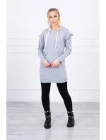 Šaty s ozdobnými volánky a kapucí šedé barvy Šaty s ozdobnými volánky a kapucí šedé barvy