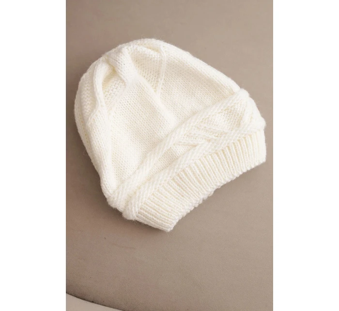 Dámská zimní čepice z vlny a s vzorem ecru model 21817809 - K-Fashion Dámská zimní čepice z vlny a s vzorem ecru model 21817809 - K-Fashion