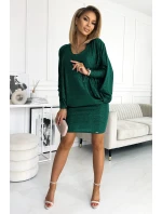 Dámské netopýří šaty v lahvově zelené barvě s výstřihem a s brokátem model 18140974 - numoco