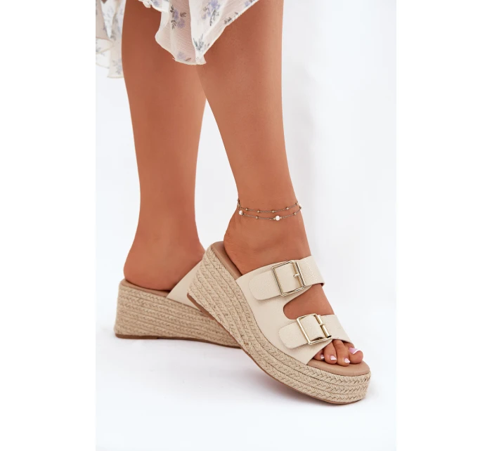 Klapki Damskie Na Koturnie Z Plecionką I Klamrami Beżowe Pasinea Klapki Damskie Na Koturnie Z Plecionką I Klamrami Beżowe Pasinea