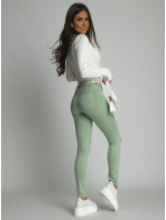 Zelené džínsy s dierami na kolenách