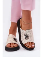 Dámské kožené pantofle s broží model 21695444 béžové - VINCEZA