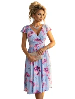 425-14 MATILDE Blinkered midi šaty s obálkovým výstrihom a krátkymi rukávmi - modré s ružovými kvetmi 425-14 MATILDE Blinkered midi šaty s obálkovým výstrihom a krátkymi rukávmi - modré s ružovými kvetmi