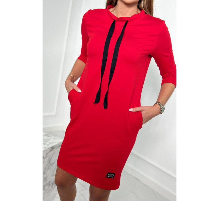 Šaty s viazaným výstrihom v červenej farbe