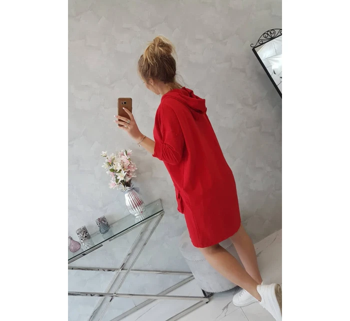 Šaty s kapucí v červené barvě