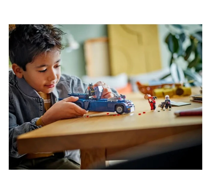 LEGO Super Heroes 76274 Batman s batmobilom vs. Harley Quinn a pán Freeze