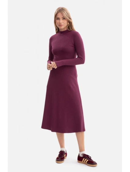 model 21379824 Žebrované midi šaty s asymetrickým pasem švestka - BeWear