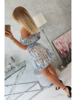 Kvetinové šaty s odhalenými ramenami v modrej farbe