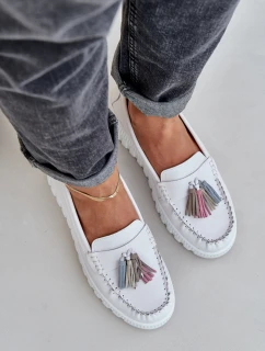 Kožené dámské mokasíny s třásněmi na platformě a klínu bílé model 21685448 - EVENTO
