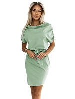 pohodlné šaty s asymetrickou sukní a páskem pistáciová barva model 22108719 - numoco