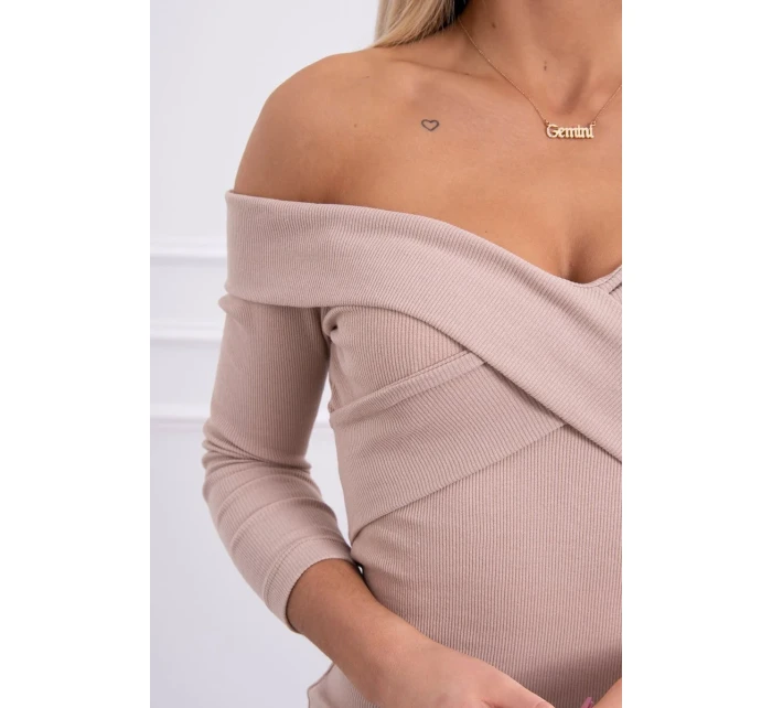 Priliehavé šaty s výstrihom do V v svetlo béžovej farbe