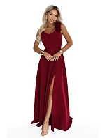 model 22311288 Elegantní večerní maxi šaty s rozparkem a růžemi – vínové - numoco