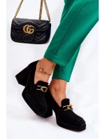 Semišové lodičky s ozdobným řetízkem model 21593258 černá - Laura Messi