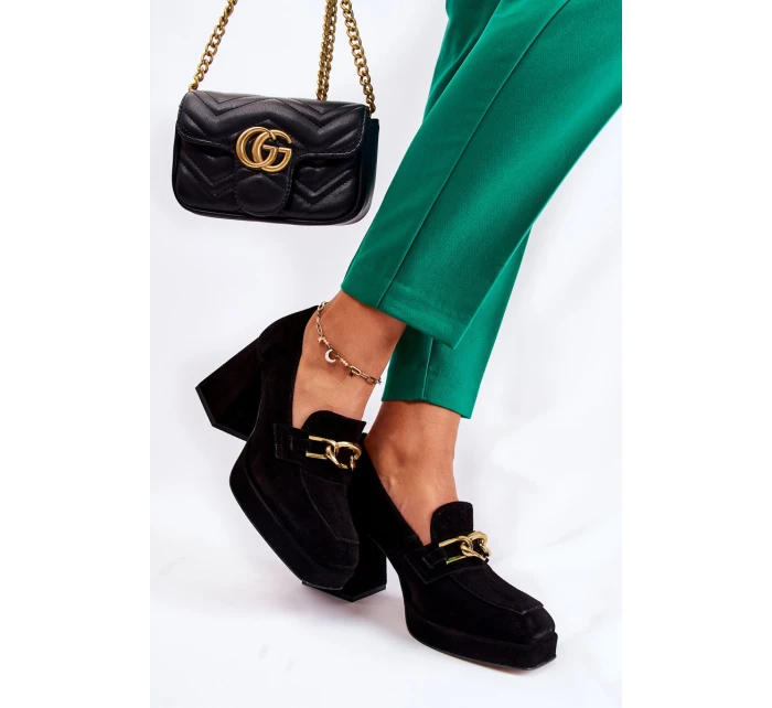 Semišové lodičky s ozdobným řetízkem model 21593258 černá - Laura Messi