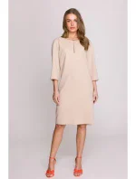Šaty uvolněného střihu s výstřihem s  béžové model 20966085 - STYLOVE