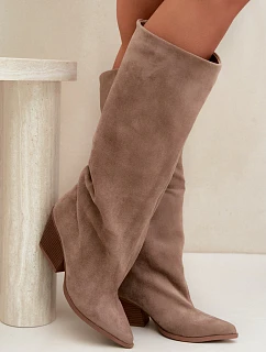 Nazouvací kozačky na podpatku s špičatou špičkou v barvě khaki model 22320592 - Boto