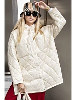 Dámská prošívaná oversize bunda v ecru barvě s kapucí model 20471213 - Ann Gissy Dámská prošívaná oversize bunda v ecru barvě s kapucí model 20471213 - Ann Gissy