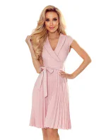 Dámské plisované šaty v pudrově růžové barvě s přeloženým obálkovým výstřihem model 17519738 - numoco Dámské plisované šaty v pudrově růžové barvě s přeloženým obálkovým výstřihem model 17519738 - numoco