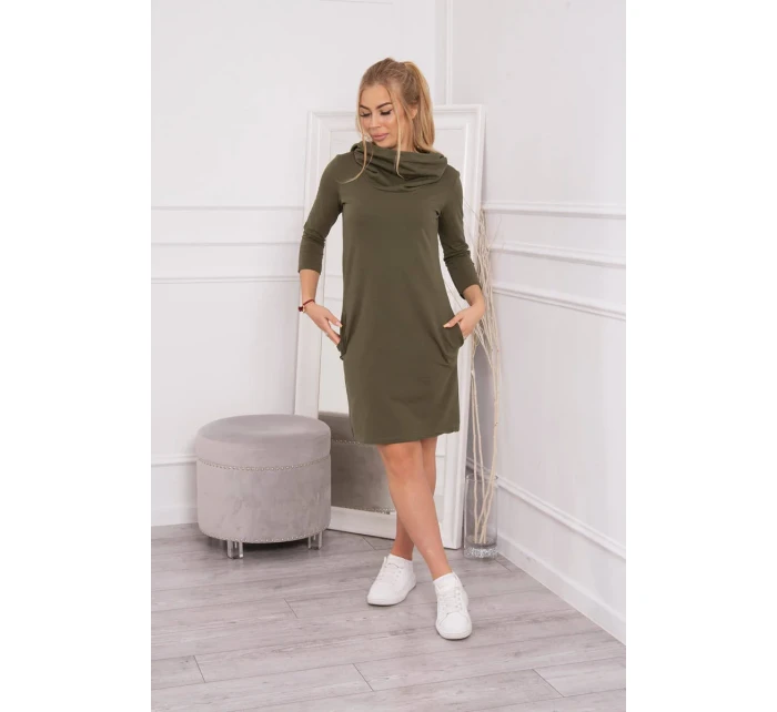 Šaty s kapucí a khaki kapsami