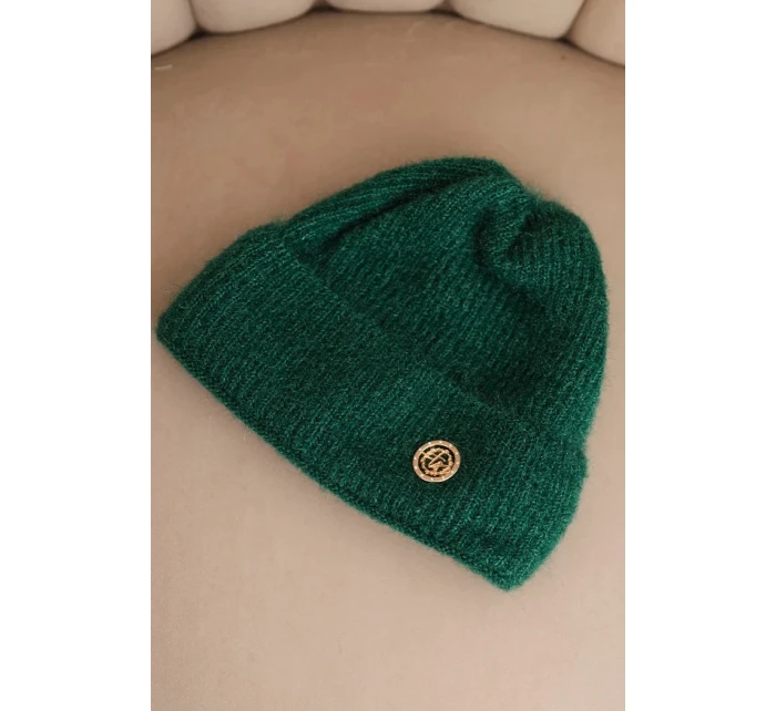 Dámska zimná čiapka s ozdobným gombíkom zelená