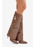 Ozdobené nazouvací kozačky na jehlovém podpatku s ohrnutým svrškem hnědé model 21677841 - Boto