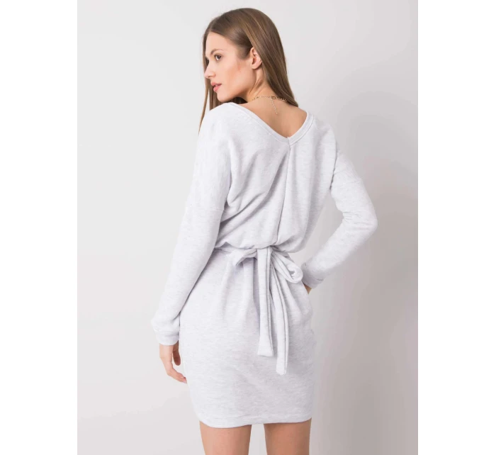 Dámské šaty RV SK model 20727673 světle šedé - Rue Paris Dámské šaty RV SK model 20727673 světle šedé - Rue Paris