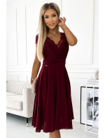 LINDA - Dámske šifónové šaty vo vínovej bordovej farbe s čipkovým výstrihom 381-5