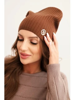 Dámská čepice s proužky a ozdobným knoflíkem s přídavkem vlny a modalu hnědá