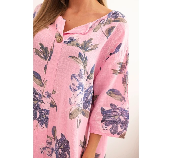 Dámske bavlnené šaty s kvetinovým vzorom a 3/4 rukávmi svetloružovej farby Dámske bavlnené šaty s kvetinovým vzorom a 3/4 rukávmi svetloružovej farby