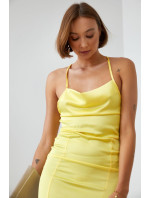 Zmyselné žlté šaty s otvoreným chrbtom