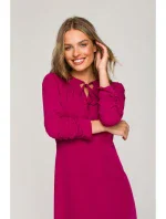 model 18004559 Přiléhavé šaty s vázaným výstřihem švestka - STYLOVE