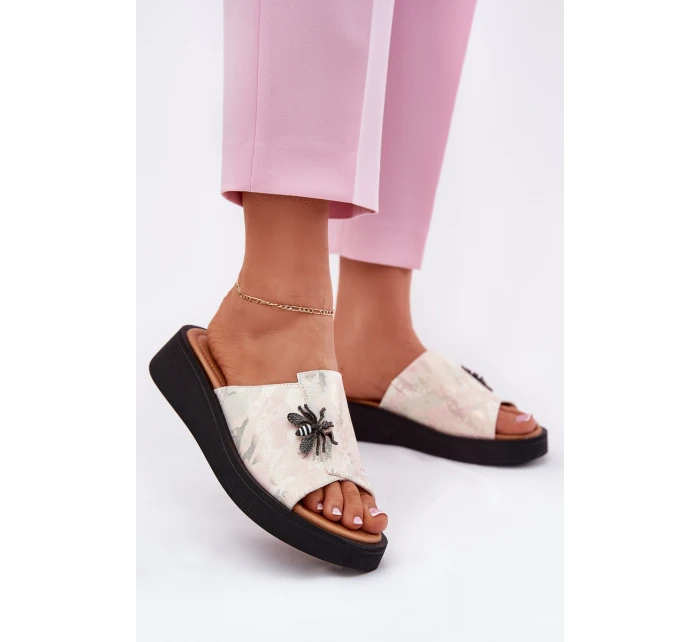 Dámské kožené pantofle s broží model 21695444 béžové - VINCEZA