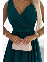Dámské šaty v lahvově zelené barvě s delší zadní výstřihem a páskem model 18914370 - numoco Dámské šaty v lahvově zelené barvě s delší zadní výstřihem a páskem model 18914370 - numoco