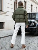 Dámská krátká zimní prošívaná bunda zelená Dstreet model 21990558 - FashionStreet Dámská krátká zimní prošívaná bunda zelená Dstreet model 21990558 - FashionStreet