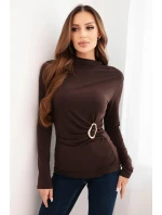 Dámska viskózna blúzka s volánom a ozdobnou sponou hnedá