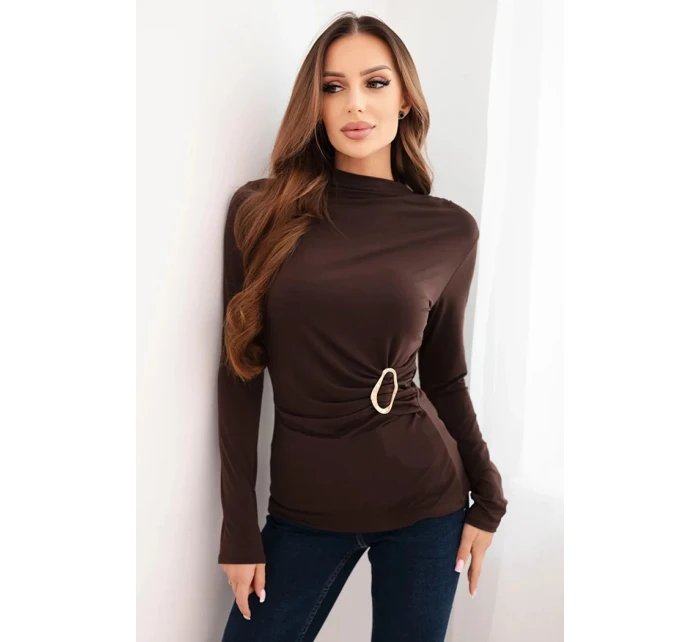 Dámska viskózna blúzka s volánom a ozdobnou sponou hnedá