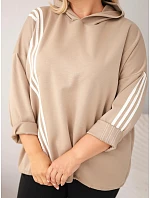 Dámska mikina s kapucňou vo veľkosti plus size a ozdobnými pásikmi z viskózy v kamelovej farbe