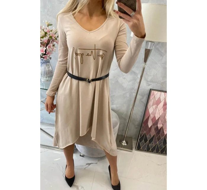 Šaty s ozdobným páskem a nápisem beige Šaty s ozdobným páskem a nápisem beige