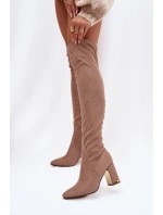 Dámské kozačky z eko semiše na kolena na podpatku tmavě béžové Thamine Dámské kozačky z eko semiše na kolena na podpatku tmavě béžové Thamine