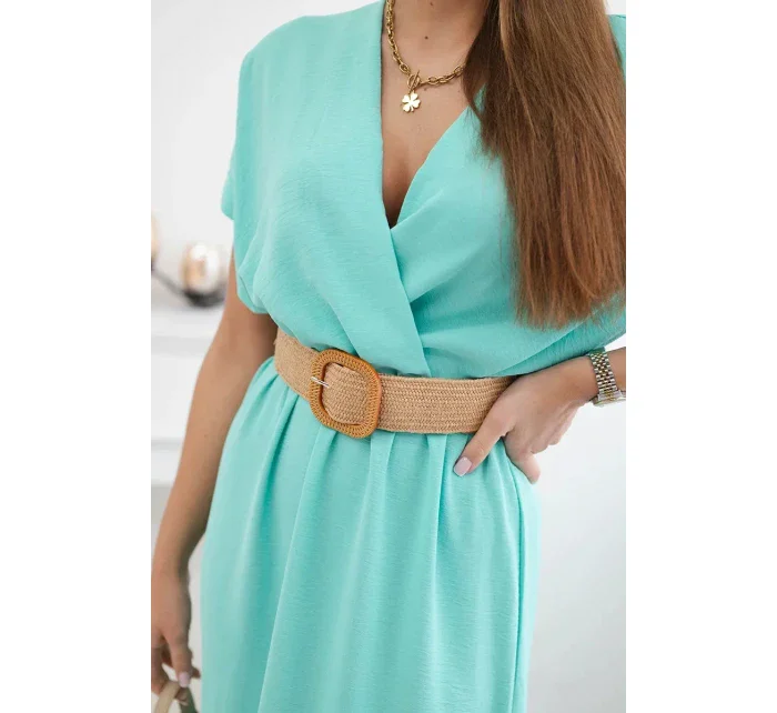 Dlhé šaty s ozdobným opaskom vo farbe svetlej mäty